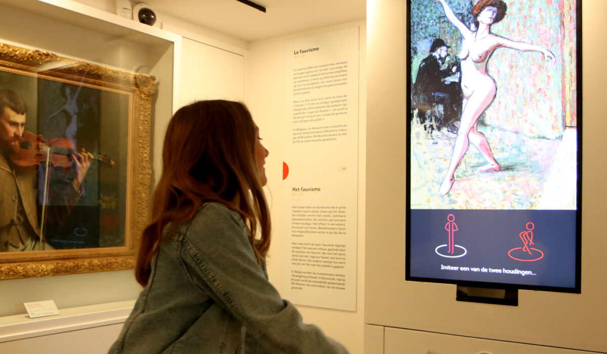 Une activité propose aux plus jeunes de prendre la pose comme le modèle d'un artiste.