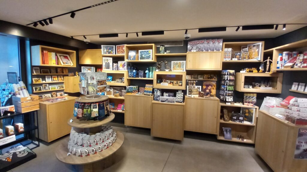 Le shop du Mudia est rempli de petits souvenirs inspirés de la visite du musée et du monde de l’art.