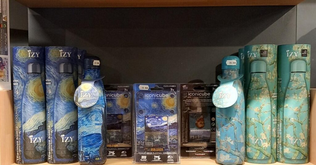 Le shop du Mudia est rempli de petits souvenirs inspirés de la visite du musée et du monde de l’art.