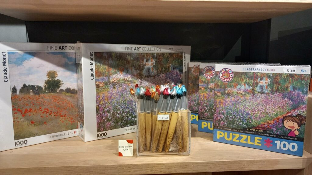 Le shop du Mudia est rempli de petits souvenirs inspirés de la visite du musée et du monde de l’art.