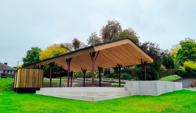 La Halle de Redu est accessible aux groupes qui souhaitent pique-niquer à l'extérieur tout en étant couvert.