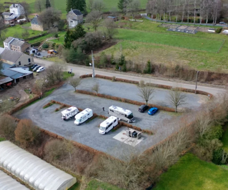 Un parking se trouve à 300 m du Mudia et peut accueillir les bus scolaires le temps de la visite.