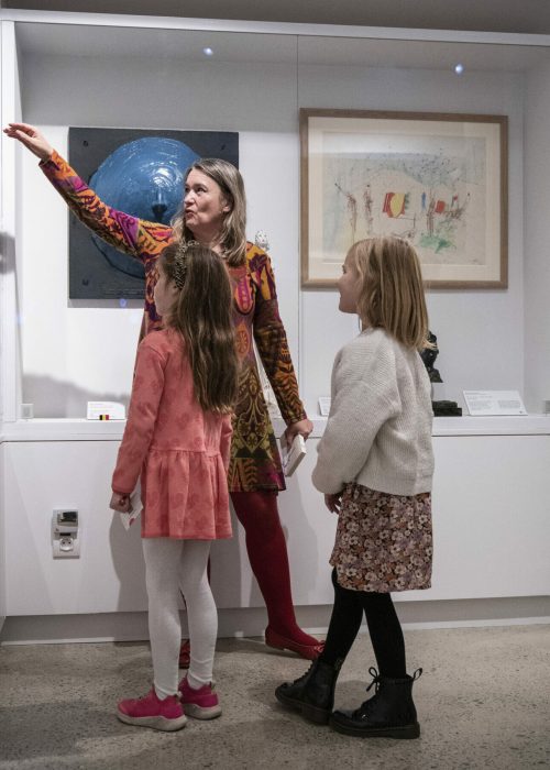 Un musée interactif où les enfants découvrent l’art en s’amusant Tout au long du parcours, des dispositifs interactifs, des jeux et des vidéos pédagogiques permettent de découvrir l’histoire de l’art de manière active. La visite devient une véritable expérience interactive pour les enfants et les familles, où l’on observe, expérimente et participe. Contrairement à un musée classique où l’on regarde les œuvres à distance, certaines installations permettent ici de comprendre les techniques des artistes en jouant et en manipulant. Cette approche rend la découverte de l’art plus accessible aux enfants et transforme la visite en activité culturelle ludique pour toute la famille. Des expériences interactives pour découvrir l’art autrement Plusieurs installations permettent aux visiteurs de devenir acteurs des œuvres et d’explorer l’histoire de l’art de manière concrète. Créer une œuvre à la manière de Seurat Une animation interactive permet de découvrir la technique du pointillisme utilisée par Georges Seurat. Les visiteurs peuvent réaliser leur propre création grâce à un outil numérique qui reproduit les célèbres points de couleur caractéristiques de ce courant artistique. Explorer un tableau de Jérôme Bosch de l’intérieur Un triptyque interactif inspiré de l’univers du peintre flamand permet d’explorer les détails d’un tableau autrement. En touchant certains éléments, les images s’animent sur écran et révèlent les scènes et personnages de l’œuvre. Se glisser dans la peau d’un modèle d’artiste Une installation immersive inspirée de l’atelier du peintre Albert Marquet invite les visiteurs à prendre la pose comme un modèle d’art. Cette expérience permet de comprendre le travail du peintre et la manière dont une œuvre est construite.